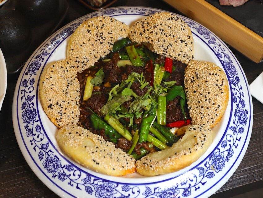 這家經典片皮烤鴨,皮酥肉香~尤其是甜麵醬酒釀香韻迷人,唇齒留香~