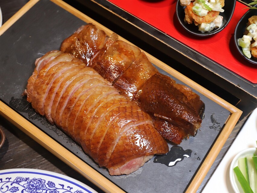 這家經典片皮烤鴨,皮酥肉香~尤其是甜麵醬酒釀香韻迷人,唇齒留香~