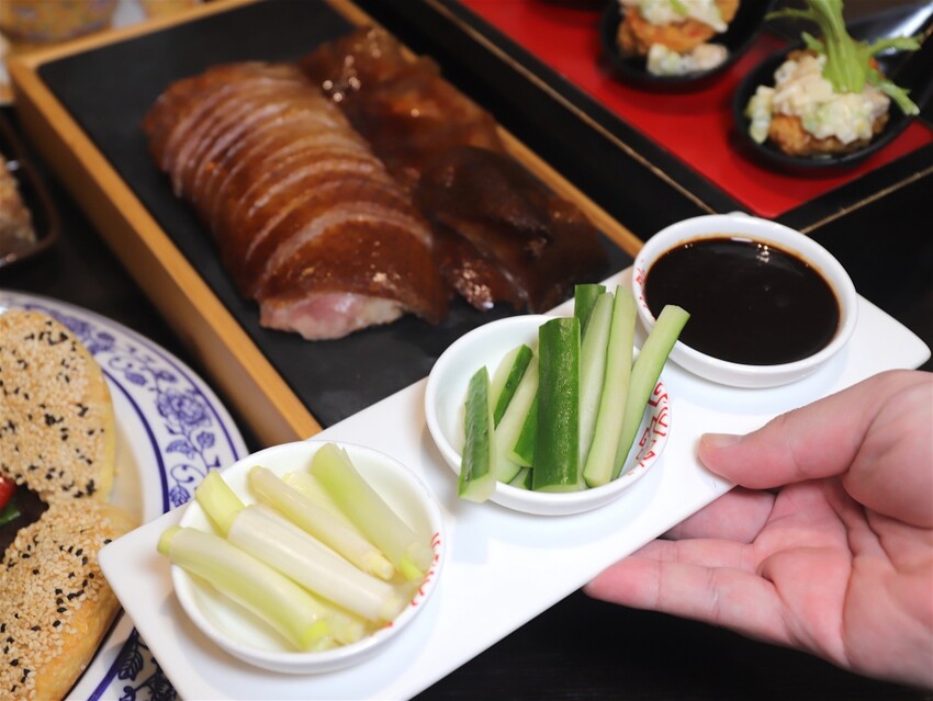 這家經典片皮烤鴨,皮酥肉香~尤其是甜麵醬酒釀香韻迷人,唇齒留香~