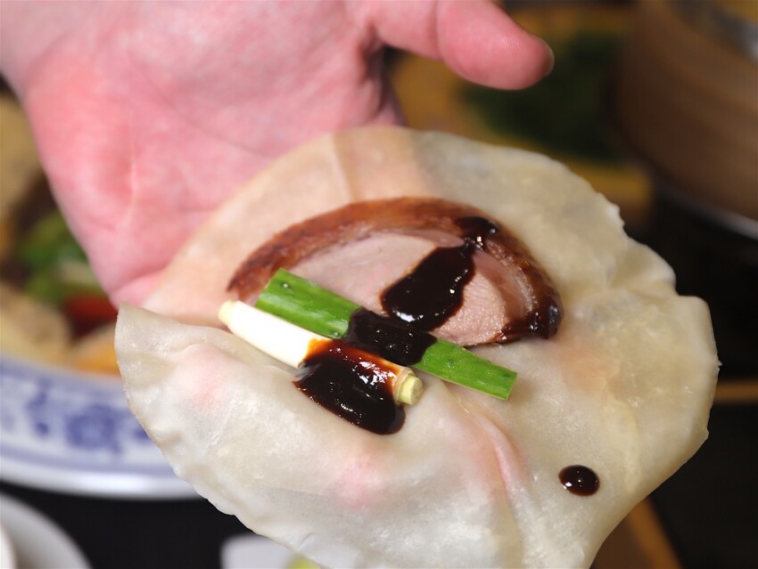 這家經典片皮烤鴨,皮酥肉香~尤其是甜麵醬酒釀香韻迷人,唇齒留香~