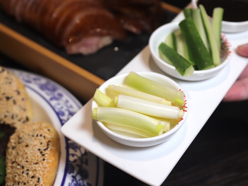 這家經典片皮烤鴨,皮酥肉香~尤其是甜麵醬酒釀香韻迷人,唇齒留香~