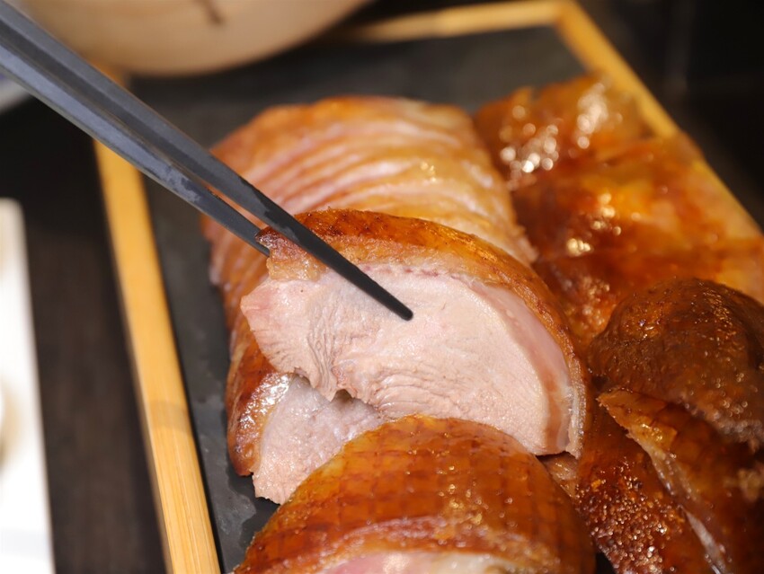 這家經典片皮烤鴨,皮酥肉香~尤其是甜麵醬酒釀香韻迷人,唇齒留香~