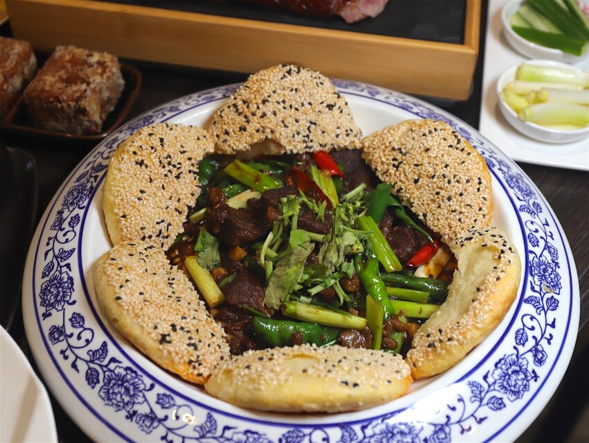 這家經典片皮烤鴨,皮酥肉香~尤其是甜麵醬酒釀香韻迷人,唇齒留香~