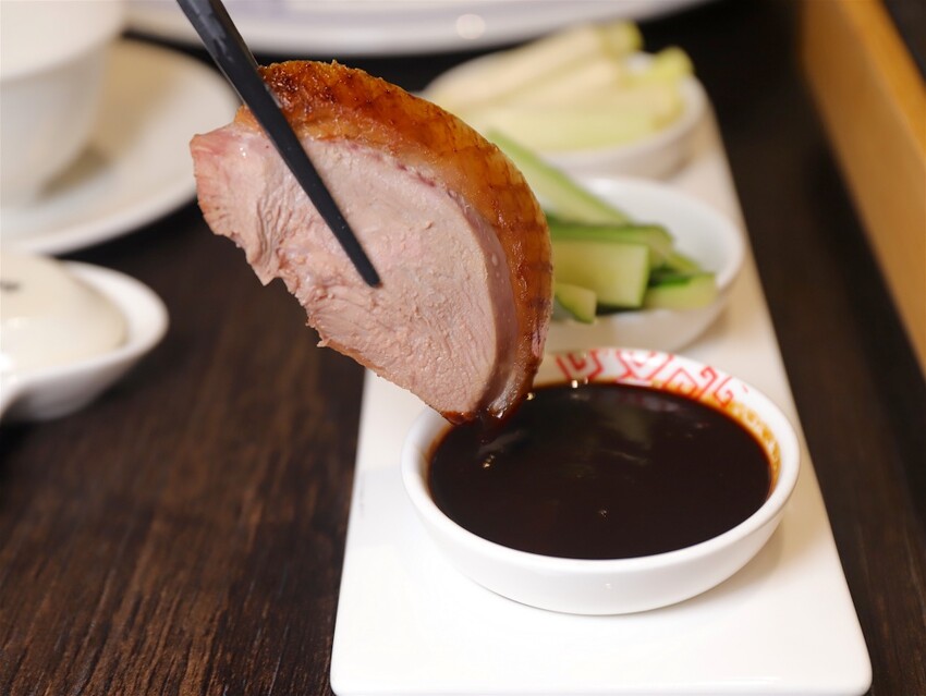 這家經典片皮烤鴨,皮酥肉香~尤其是甜麵醬酒釀香韻迷人,唇齒留香~