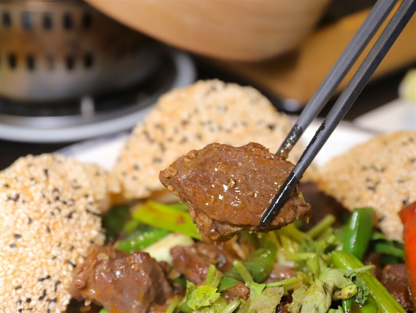 這家經典片皮烤鴨,皮酥肉香~尤其是甜麵醬酒釀香韻迷人,唇齒留香~