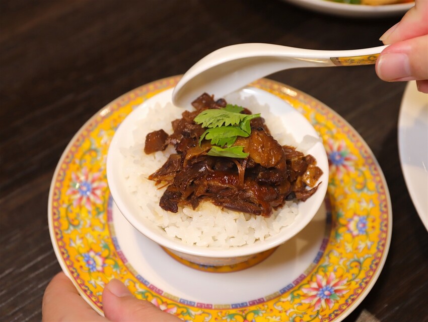 這家經典片皮烤鴨,皮酥肉香~尤其是甜麵醬酒釀香韻迷人,唇齒留香~