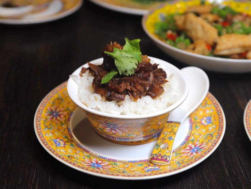 這家經典片皮烤鴨,皮酥肉香~尤其是甜麵醬酒釀香韻迷人,唇齒留香~