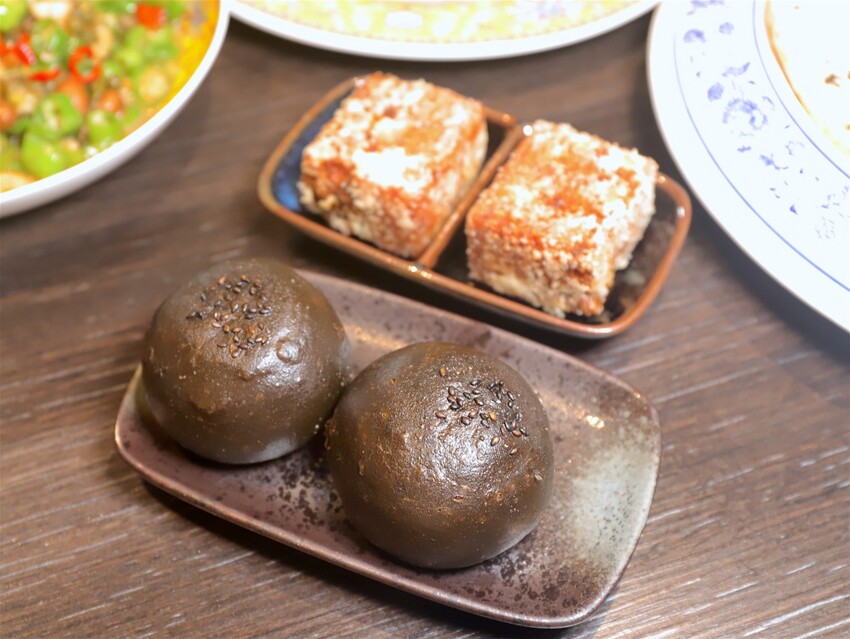 這家經典片皮烤鴨,皮酥肉香~尤其是甜麵醬酒釀香韻迷人,唇齒留香~