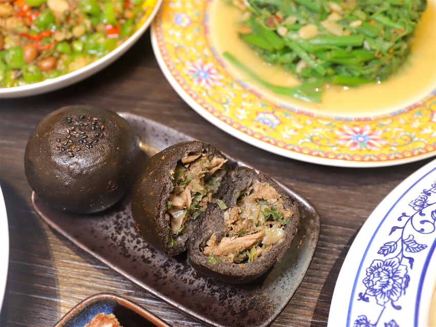 這家經典片皮烤鴨,皮酥肉香~尤其是甜麵醬酒釀香韻迷人,唇齒留香~