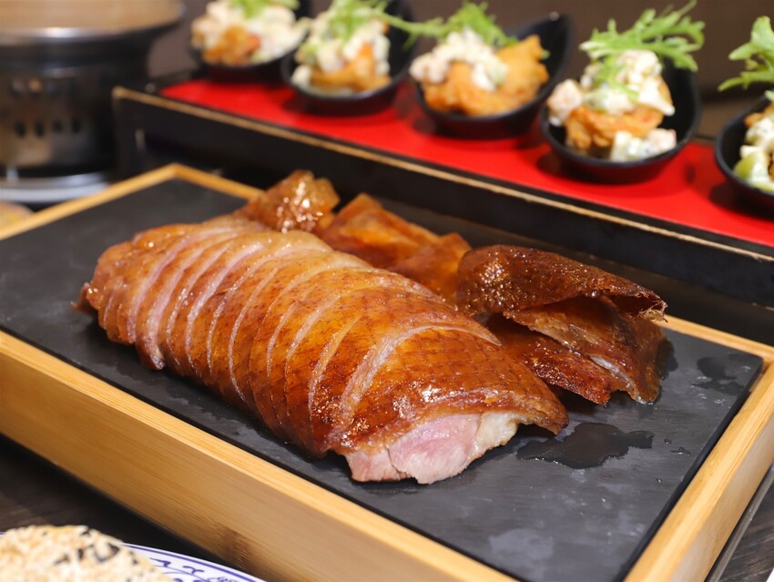 這家經典片皮烤鴨,皮酥肉香~尤其是甜麵醬酒釀香韻迷人,唇齒留香~