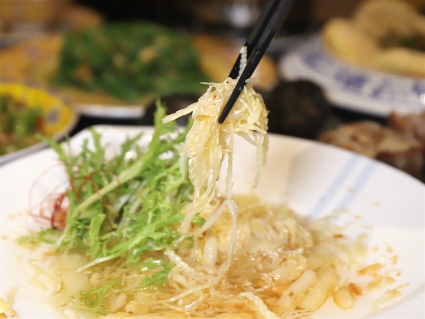 這家經典片皮烤鴨,皮酥肉香~尤其是甜麵醬酒釀香韻迷人,唇齒留香~