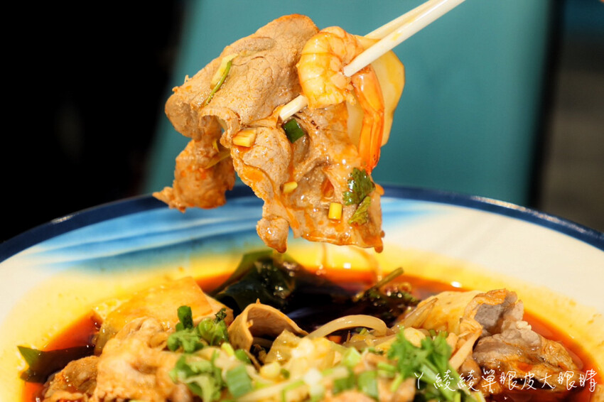 新竹美食「串串食光」正宗四川缽缽雞 冒菜 美蛙魚火鍋，麻辣控不能錯過。