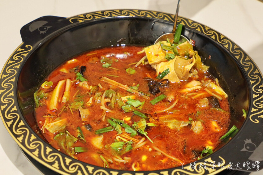 新竹美食「串串食光」正宗四川缽缽雞 冒菜 美蛙魚火鍋，麻辣控不能錯過。