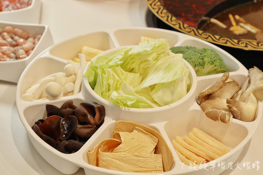 新竹美食「串串食光」正宗四川缽缽雞 冒菜 美蛙魚火鍋，麻辣控不能錯過。