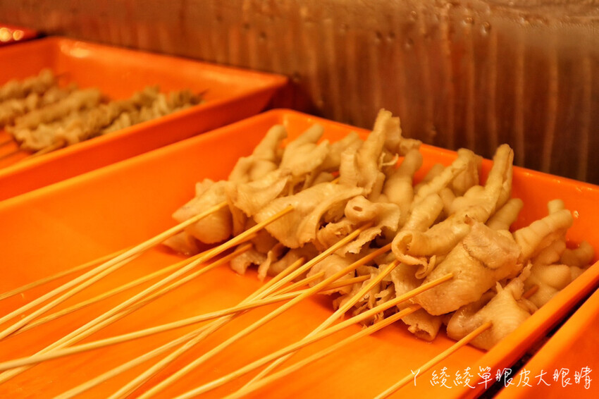 新竹美食「串串食光」正宗四川缽缽雞 冒菜 美蛙魚火鍋，麻辣控不能錯過。