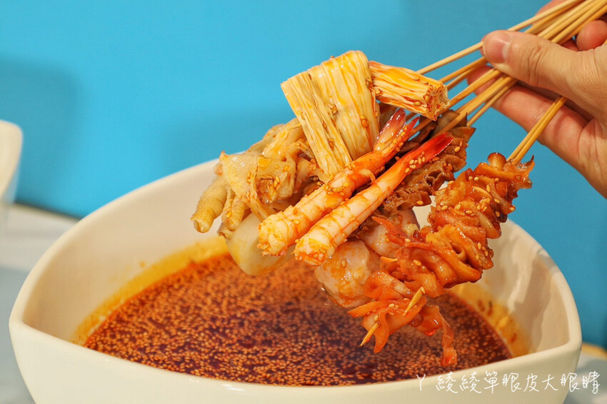 新竹美食「串串食光」正宗四川缽缽雞 冒菜 美蛙魚火鍋，麻辣控不能錯過。