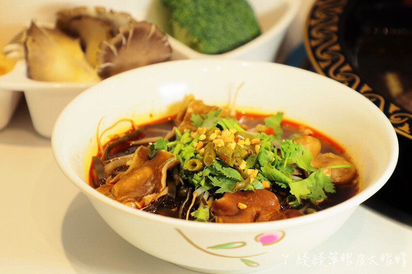 新竹美食「串串食光」正宗四川缽缽雞 冒菜 美蛙魚火鍋，麻辣控不能錯過。
