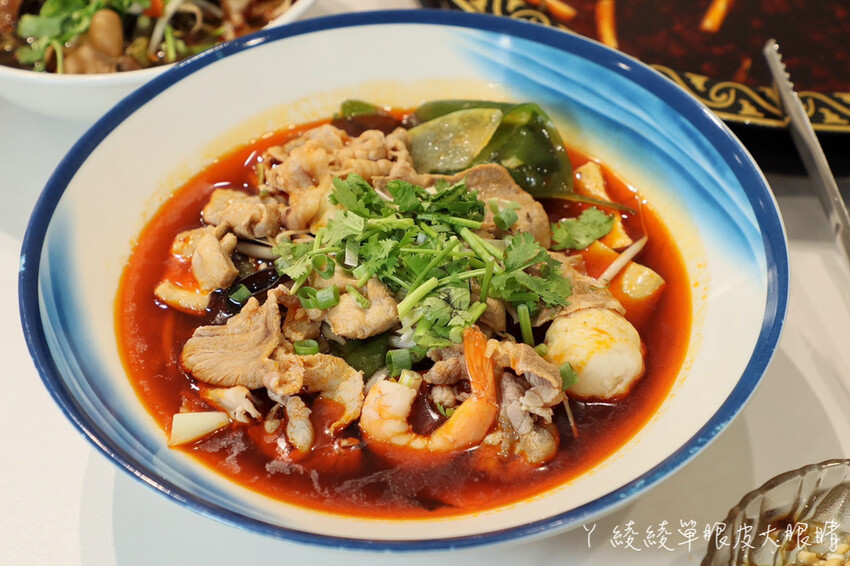 新竹美食「串串食光」正宗四川缽缽雞 冒菜 美蛙魚火鍋，麻辣控不能錯過。