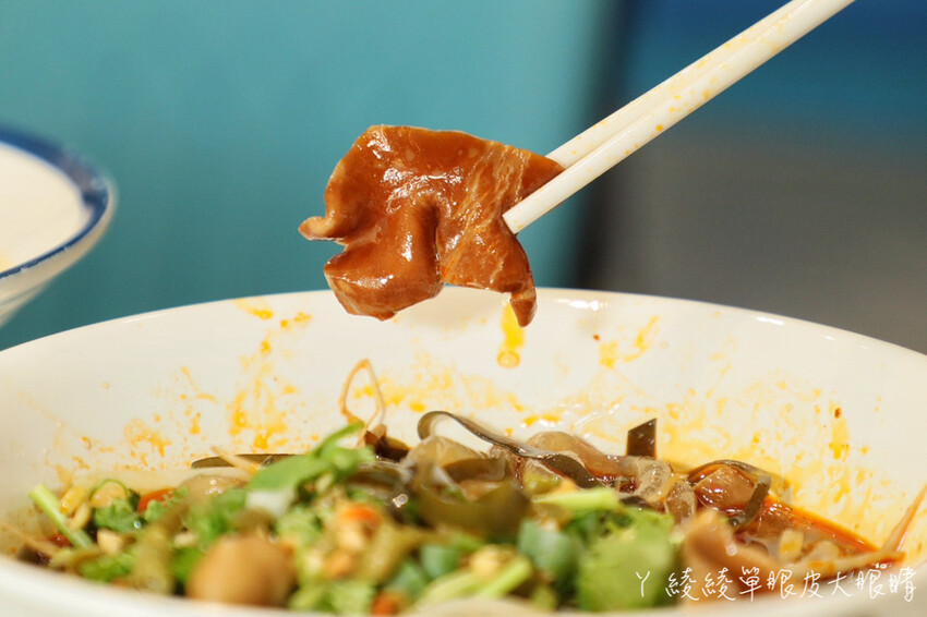 新竹美食「串串食光」正宗四川缽缽雞 冒菜 美蛙魚火鍋，麻辣控不能錯過。