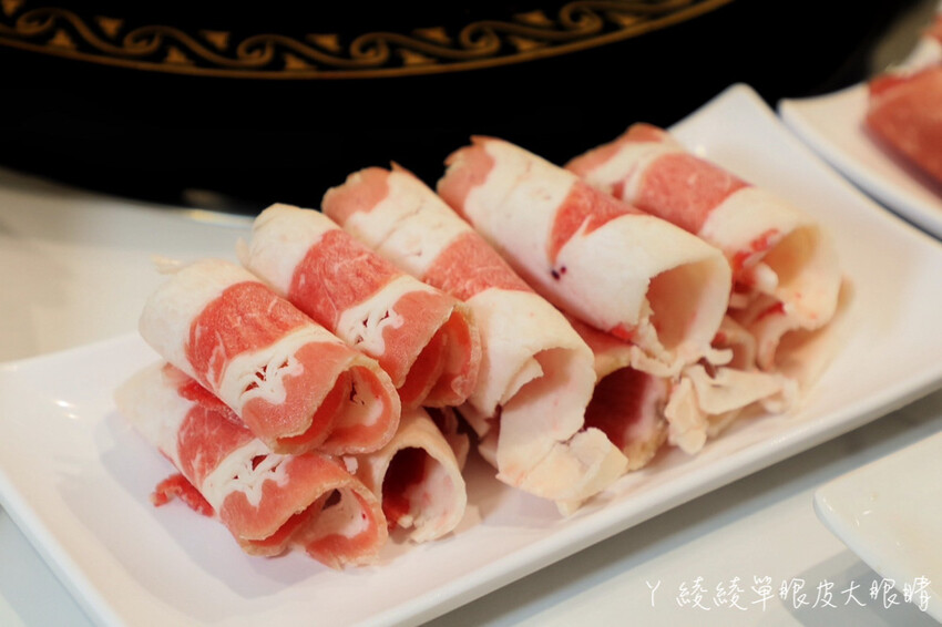 新竹美食「串串食光」正宗四川缽缽雞 冒菜 美蛙魚火鍋，麻辣控不能錯過。