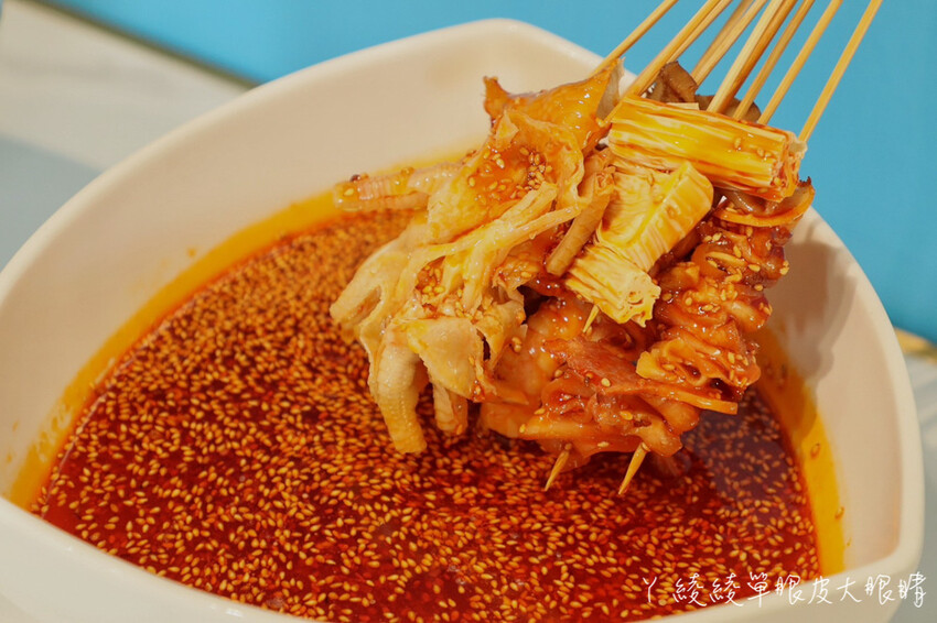 新竹美食「串串食光」正宗四川缽缽雞 冒菜 美蛙魚火鍋，麻辣控不能錯過。