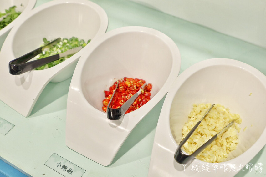 新竹美食「串串食光」正宗四川缽缽雞 冒菜 美蛙魚火鍋，麻辣控不能錯過。