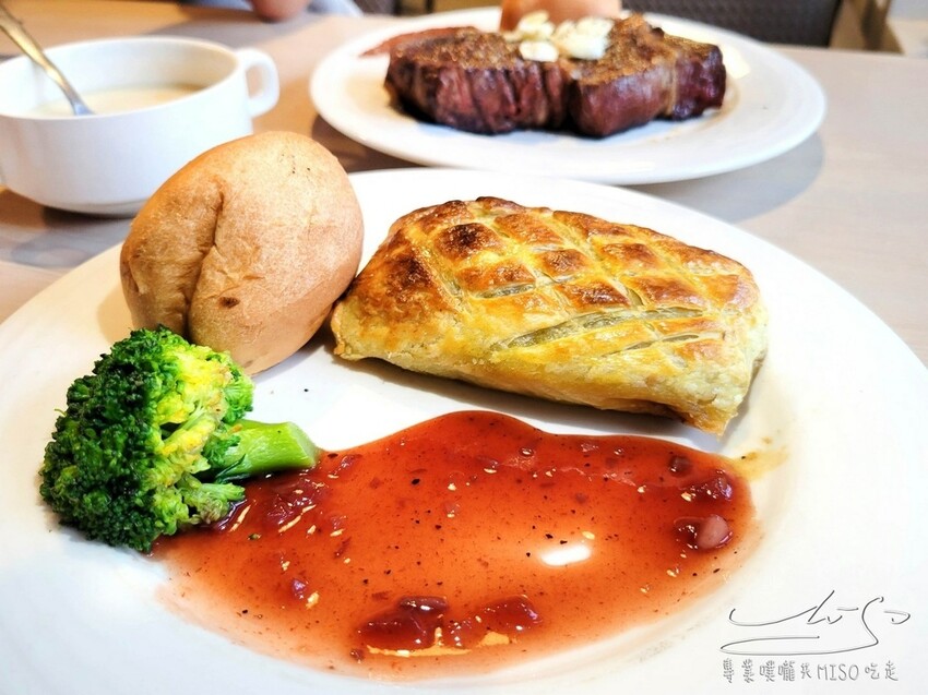 【公館美食】YumYum好吃好吃2號店 ➤ 臺大平價牛排，使用原塊牛排，號稱全台最便宜牛排！威靈頓牛排必點！