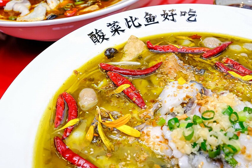 巨無霸青花椒魚鍋配上2斤大骨肉，鮮麻香辣一鍋兩吃，江小魚酸菜魚鍋也能做成澎湃鴛鴦鍋！