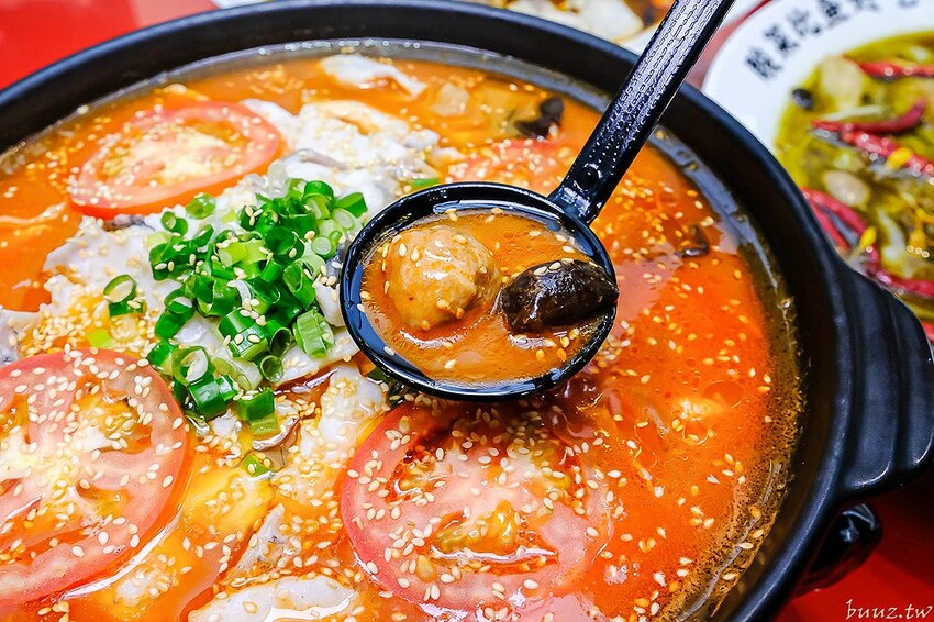 巨無霸青花椒魚鍋配上2斤大骨肉，鮮麻香辣一鍋兩吃，江小魚酸菜魚鍋也能做成澎湃鴛鴦鍋！