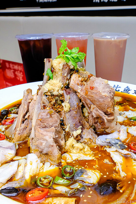 巨無霸青花椒魚鍋配上2斤大骨肉，鮮麻香辣一鍋兩吃，江小魚酸菜魚鍋也能做成澎湃鴛鴦鍋！