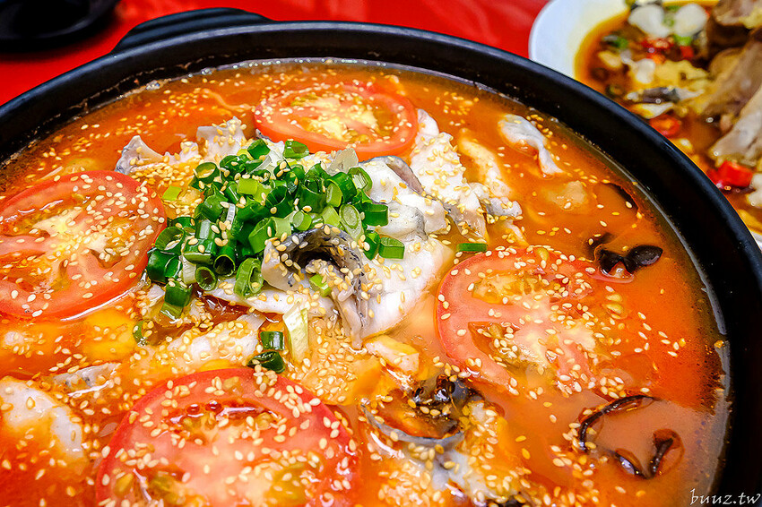 巨無霸青花椒魚鍋配上2斤大骨肉，鮮麻香辣一鍋兩吃，江小魚酸菜魚鍋也能做成澎湃鴛鴦鍋！