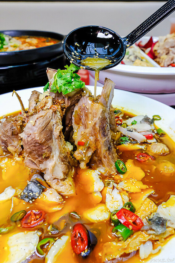 巨無霸青花椒魚鍋配上2斤大骨肉，鮮麻香辣一鍋兩吃，江小魚酸菜魚鍋也能做成澎湃鴛鴦鍋！