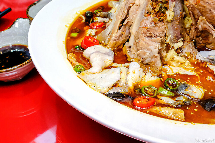 巨無霸青花椒魚鍋配上2斤大骨肉，鮮麻香辣一鍋兩吃，江小魚酸菜魚鍋也能做成澎湃鴛鴦鍋！