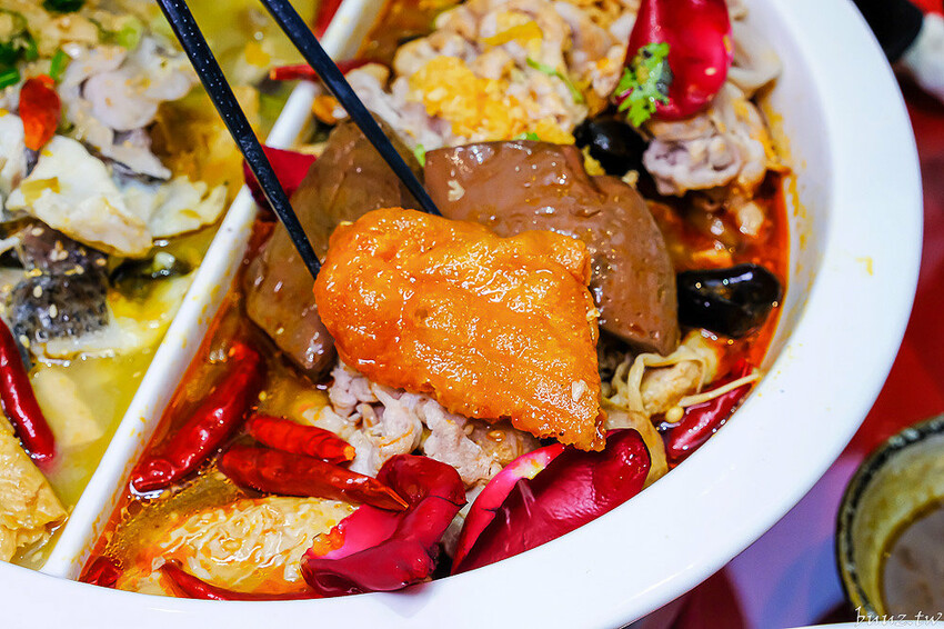 巨無霸青花椒魚鍋配上2斤大骨肉，鮮麻香辣一鍋兩吃，江小魚酸菜魚鍋也能做成澎湃鴛鴦鍋！