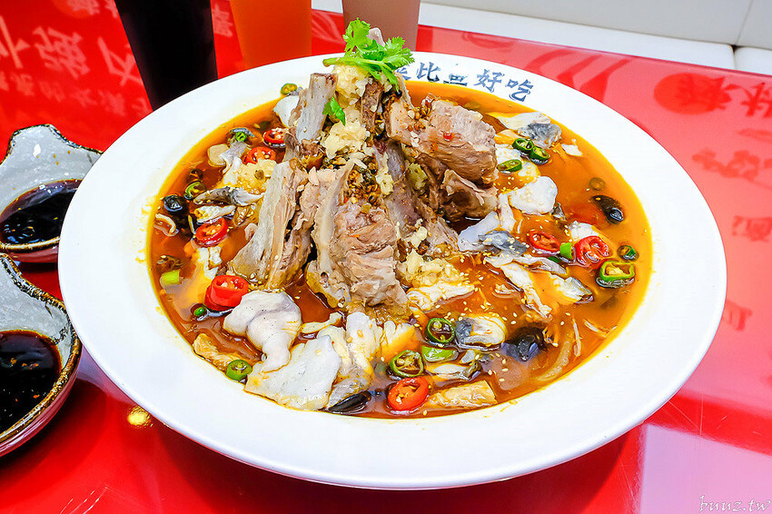 巨無霸青花椒魚鍋配上2斤大骨肉，鮮麻香辣一鍋兩吃，江小魚酸菜魚鍋也能做成澎湃鴛鴦鍋！