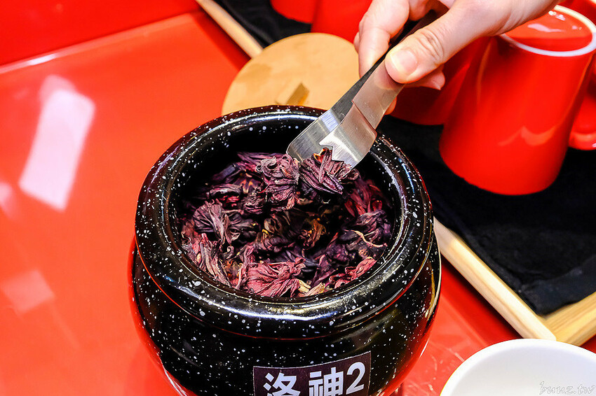 巨無霸青花椒魚鍋配上2斤大骨肉，鮮麻香辣一鍋兩吃，江小魚酸菜魚鍋也能做成澎湃鴛鴦鍋！