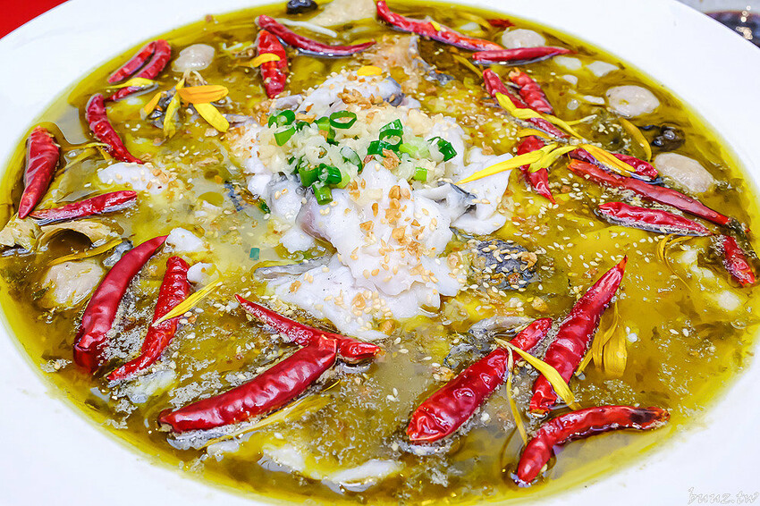 巨無霸青花椒魚鍋配上2斤大骨肉，鮮麻香辣一鍋兩吃，江小魚酸菜魚鍋也能做成澎湃鴛鴦鍋！