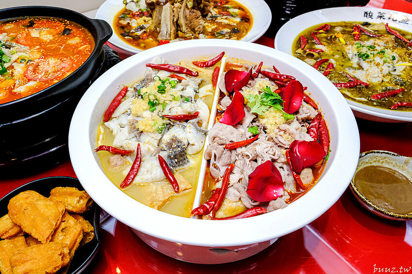 巨無霸青花椒魚鍋配上2斤大骨肉，鮮麻香辣一鍋兩吃，江小魚酸菜魚鍋也能做成澎湃鴛鴦鍋！