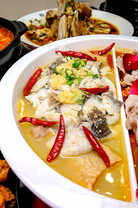 巨無霸青花椒魚鍋配上2斤大骨肉，鮮麻香辣一鍋兩吃，江小魚酸菜魚鍋也能做成澎湃鴛鴦鍋！