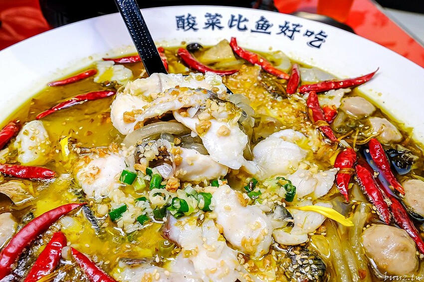 巨無霸青花椒魚鍋配上2斤大骨肉，鮮麻香辣一鍋兩吃，江小魚酸菜魚鍋也能做成澎湃鴛鴦鍋！