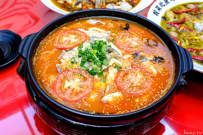 巨無霸青花椒魚鍋配上2斤大骨肉，鮮麻香辣一鍋兩吃，江小魚酸菜魚鍋也能做成澎湃鴛鴦鍋！