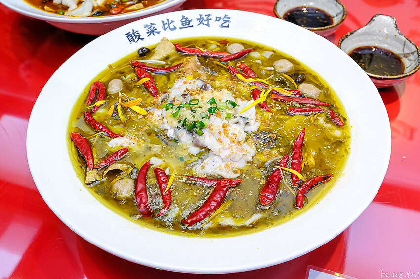 巨無霸青花椒魚鍋配上2斤大骨肉，鮮麻香辣一鍋兩吃，江小魚酸菜魚鍋也能做成澎湃鴛鴦鍋！