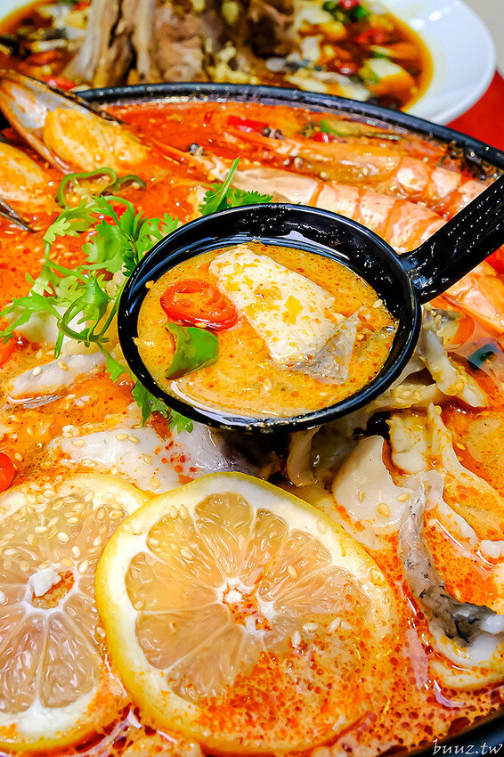 巨無霸青花椒魚鍋配上2斤大骨肉，鮮麻香辣一鍋兩吃，江小魚酸菜魚鍋也能做成澎湃鴛鴦鍋！