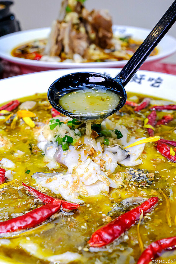 巨無霸青花椒魚鍋配上2斤大骨肉，鮮麻香辣一鍋兩吃，江小魚酸菜魚鍋也能做成澎湃鴛鴦鍋！