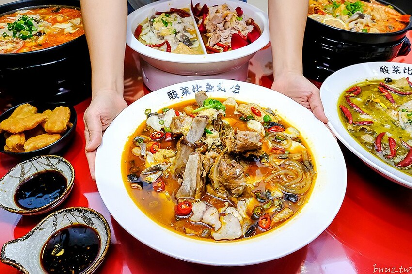 巨無霸青花椒魚鍋配上2斤大骨肉，鮮麻香辣一鍋兩吃，江小魚酸菜魚鍋也能做成澎湃鴛鴦鍋！