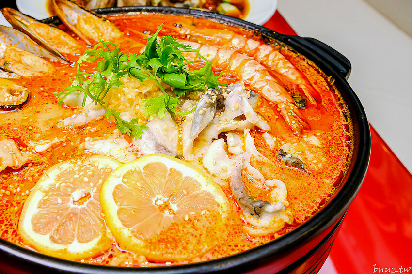 巨無霸青花椒魚鍋配上2斤大骨肉，鮮麻香辣一鍋兩吃，江小魚酸菜魚鍋也能做成澎湃鴛鴦鍋！