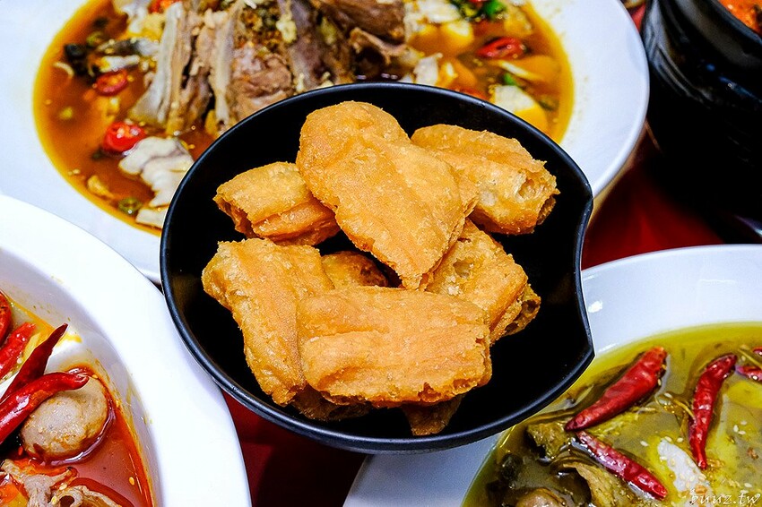 巨無霸青花椒魚鍋配上2斤大骨肉，鮮麻香辣一鍋兩吃，江小魚酸菜魚鍋也能做成澎湃鴛鴦鍋！