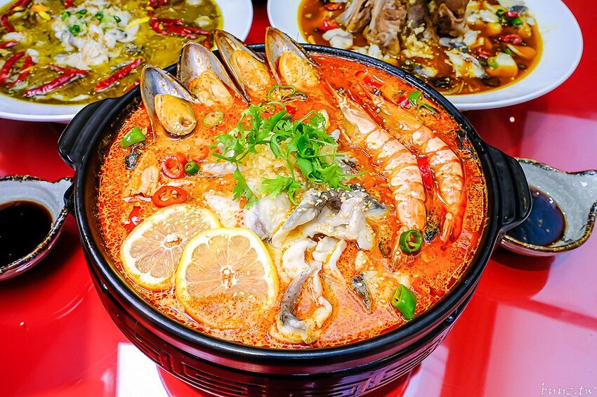 巨無霸青花椒魚鍋配上2斤大骨肉，鮮麻香辣一鍋兩吃，江小魚酸菜魚鍋也能做成澎湃鴛鴦鍋！