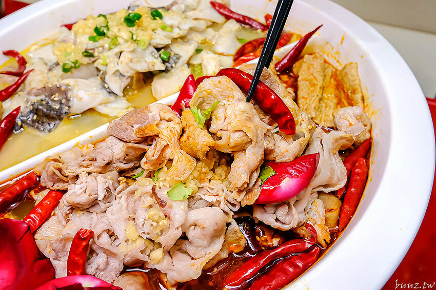 巨無霸青花椒魚鍋配上2斤大骨肉，鮮麻香辣一鍋兩吃，江小魚酸菜魚鍋也能做成澎湃鴛鴦鍋！