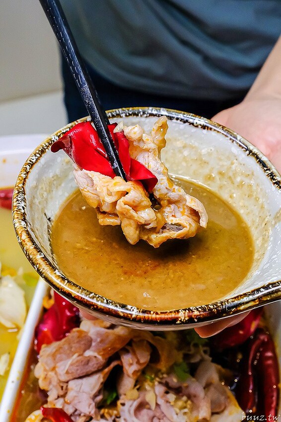 巨無霸青花椒魚鍋配上2斤大骨肉，鮮麻香辣一鍋兩吃，江小魚酸菜魚鍋也能做成澎湃鴛鴦鍋！